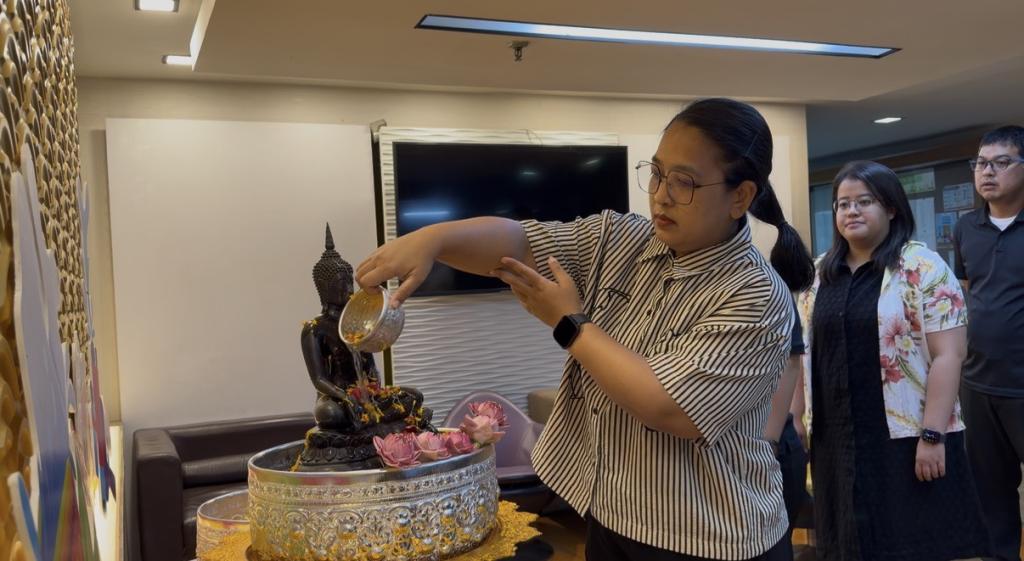 สำนักงานเลขานุการกรม กรมส่งเสริมอุตสาหกรรม สืบสานวิถีวัฒนธรรมไทย สงกรานต์ไทย สล. ผูกใจ ร่วมสรงน้ำพระรดน้ำขอพร