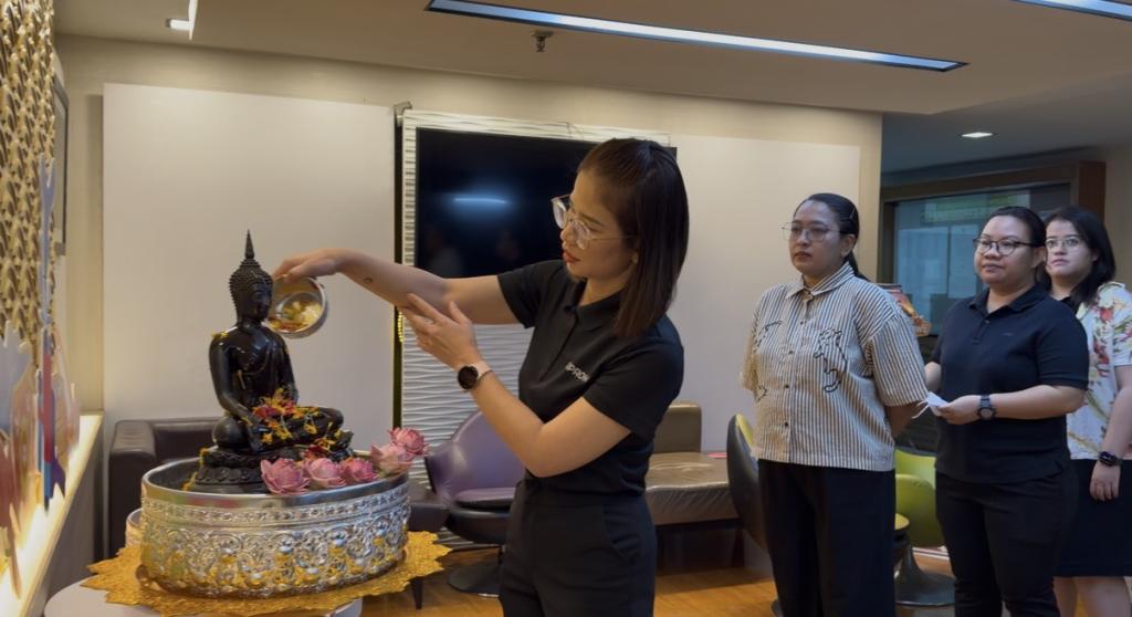 สำนักงานเลขานุการกรม กรมส่งเสริมอุตสาหกรรม สืบสานวิถีวัฒนธรรมไทย สงกรานต์ไทย สล. ผูกใจ ร่วมสรงน้ำพระรดน้ำขอพร
