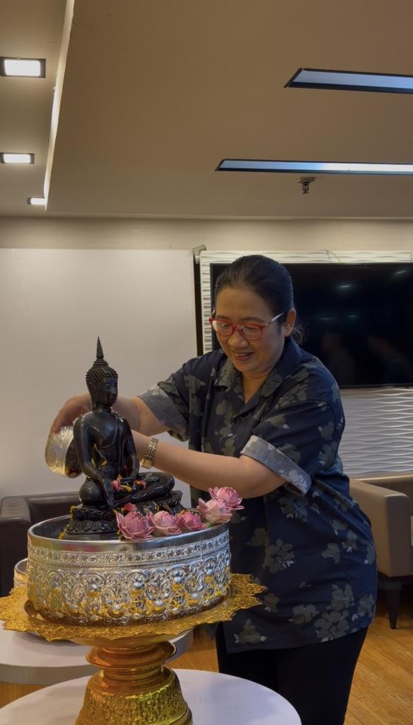 สำนักงานเลขานุการกรม กรมส่งเสริมอุตสาหกรรม สืบสานวิถีวัฒนธรรมไทย สงกรานต์ไทย สล. ผูกใจ ร่วมสรงน้ำพระรดน้ำขอพร
