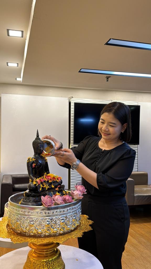 สำนักงานเลขานุการกรม กรมส่งเสริมอุตสาหกรรม สืบสานวิถีวัฒนธรรมไทย สงกรานต์ไทย สล. ผูกใจ ร่วมสรงน้ำพระรดน้ำขอพร