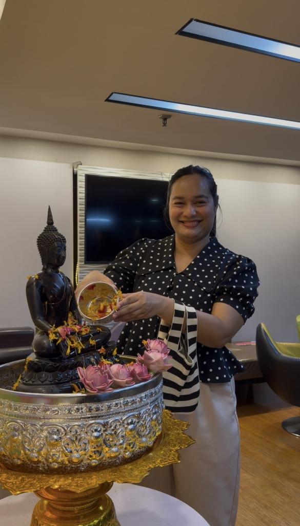 สำนักงานเลขานุการกรม กรมส่งเสริมอุตสาหกรรม สืบสานวิถีวัฒนธรรมไทย สงกรานต์ไทย สล. ผูกใจ ร่วมสรงน้ำพระรดน้ำขอพร