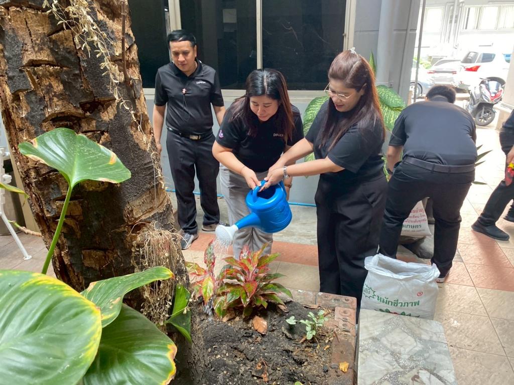 “อธิบดีณัฏฐิญา” นำทีมดีพร้อม ขับเคลื่อนองค์กรสีเขียว ปลูกต้นไม้เสริมภูมิทัศน์ ลดคาร์บอน ลดโลกร้อน