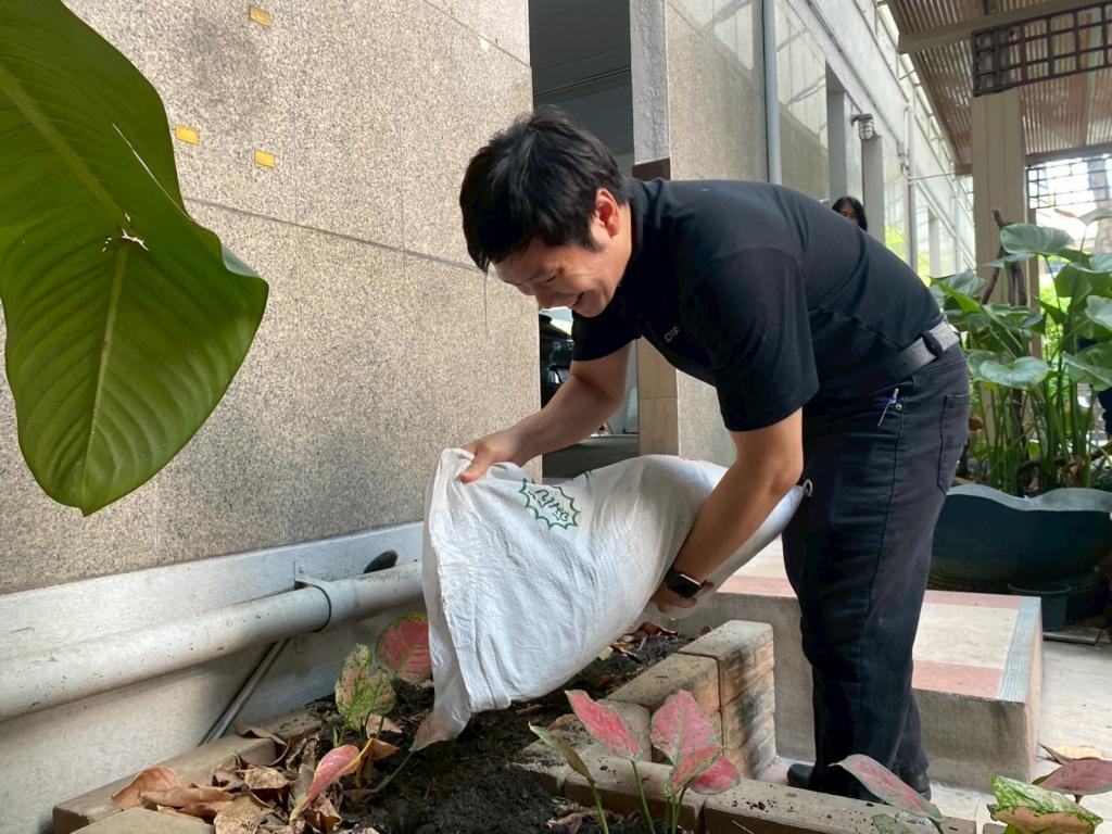 “อธิบดีณัฏฐิญา” นำทีมดีพร้อม ขับเคลื่อนองค์กรสีเขียว ปลูกต้นไม้เสริมภูมิทัศน์ ลดคาร์บอน ลดโลกร้อน