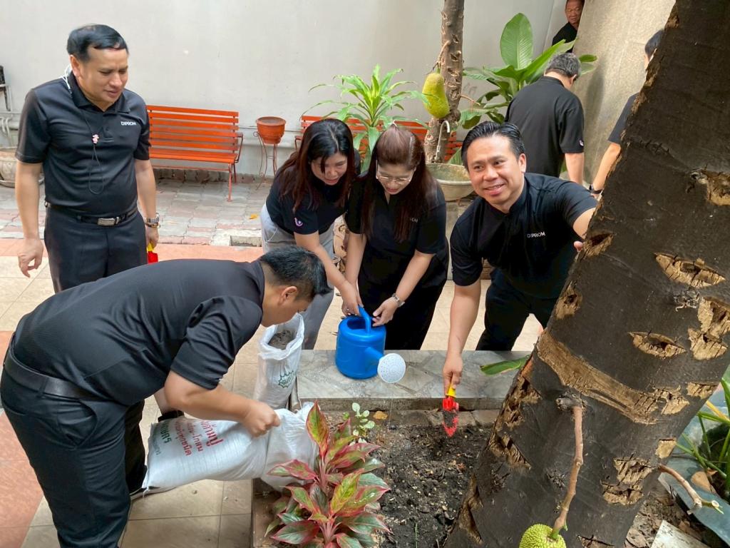 “อธิบดีณัฏฐิญา” นำทีมดีพร้อม ขับเคลื่อนองค์กรสีเขียว ปลูกต้นไม้เสริมภูมิทัศน์ ลดคาร์บอน ลดโลกร้อน